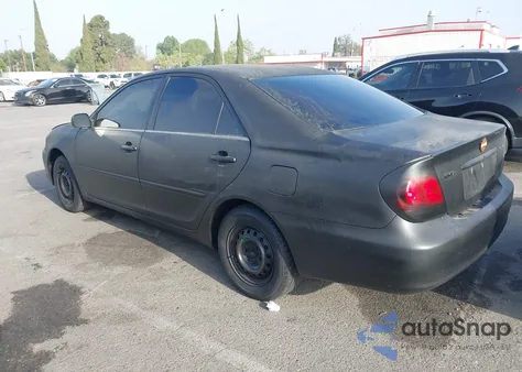 2005 Toyota Camry Le z USA, uszkodzony, nr VIN 4T1BE32K85U045242